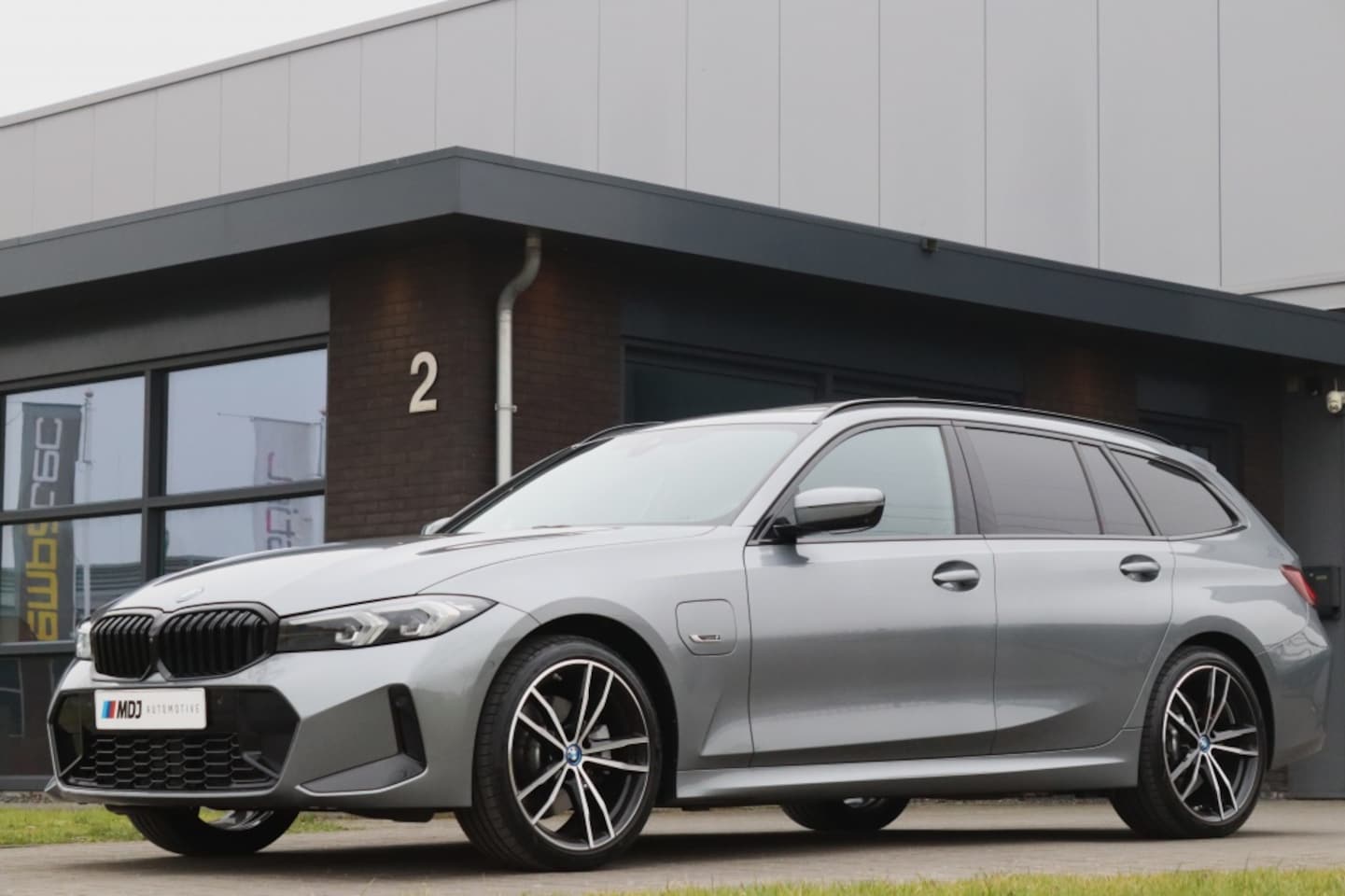 BMW 3-serie Touring - 330e M Sport Pano Widescreen 360° 19 inch - AutoWereld.nl