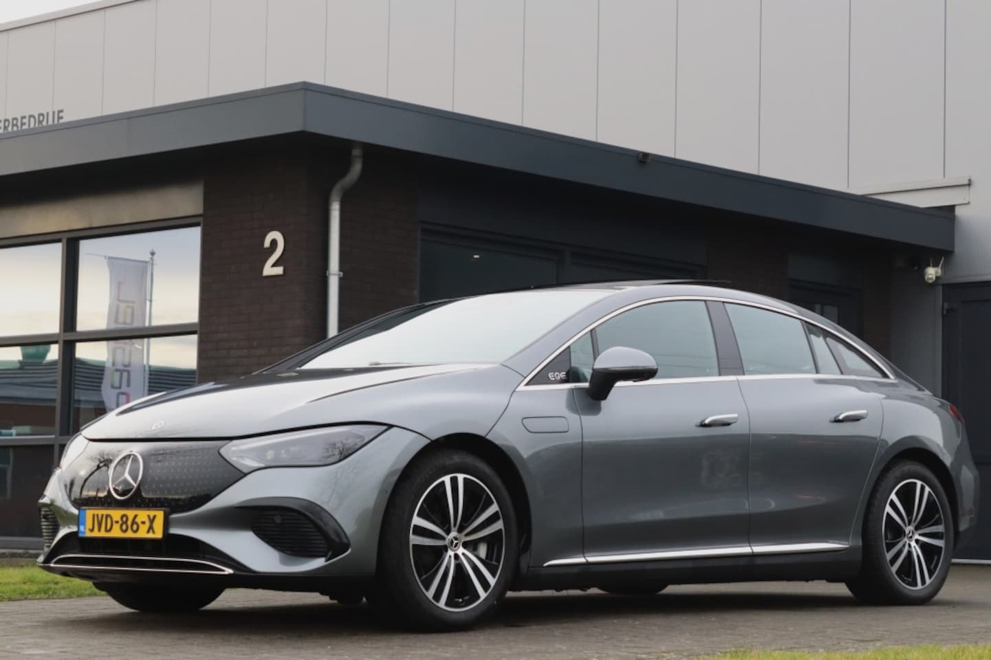 Mercedes-Benz EQE - 300 90kWh Airmatic 4WS Pano Burmester 3D 360° Trekhaak - AutoWereld.nl