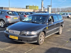 Volvo V70 - €1250, -2.4 MET LEER EN TREKHAAK APK