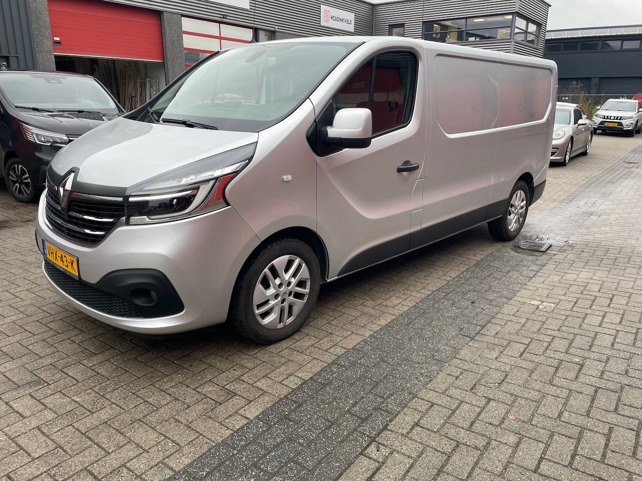 Renault Trafic - 2.0 dCi 145 T29 L2H1 Luxe - AutoWereld.nl