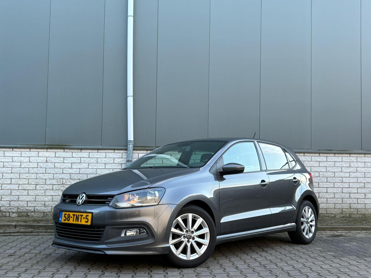 Volkswagen Polo - 1.2 TSI R-line-5DRS-Clima-Cruise-Trekhaak-NWE APK & beurt - AutoWereld.nl