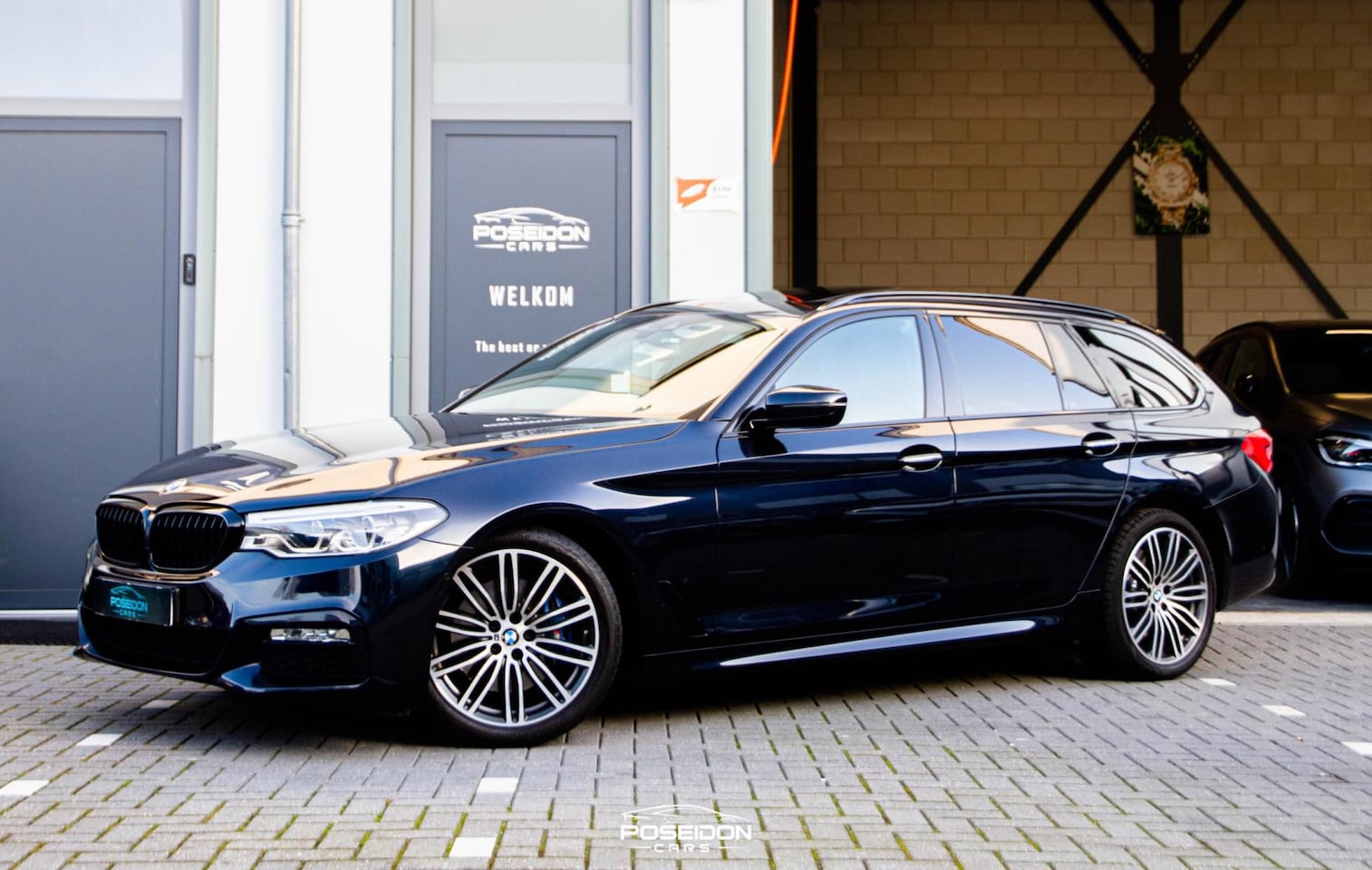 BMW 5-serie Touring - 530i M-Pakket | Panoramadak | Memory | Head-Up | A.Camera | Sfeerverlichting | Adaptive LE - AutoWereld.nl