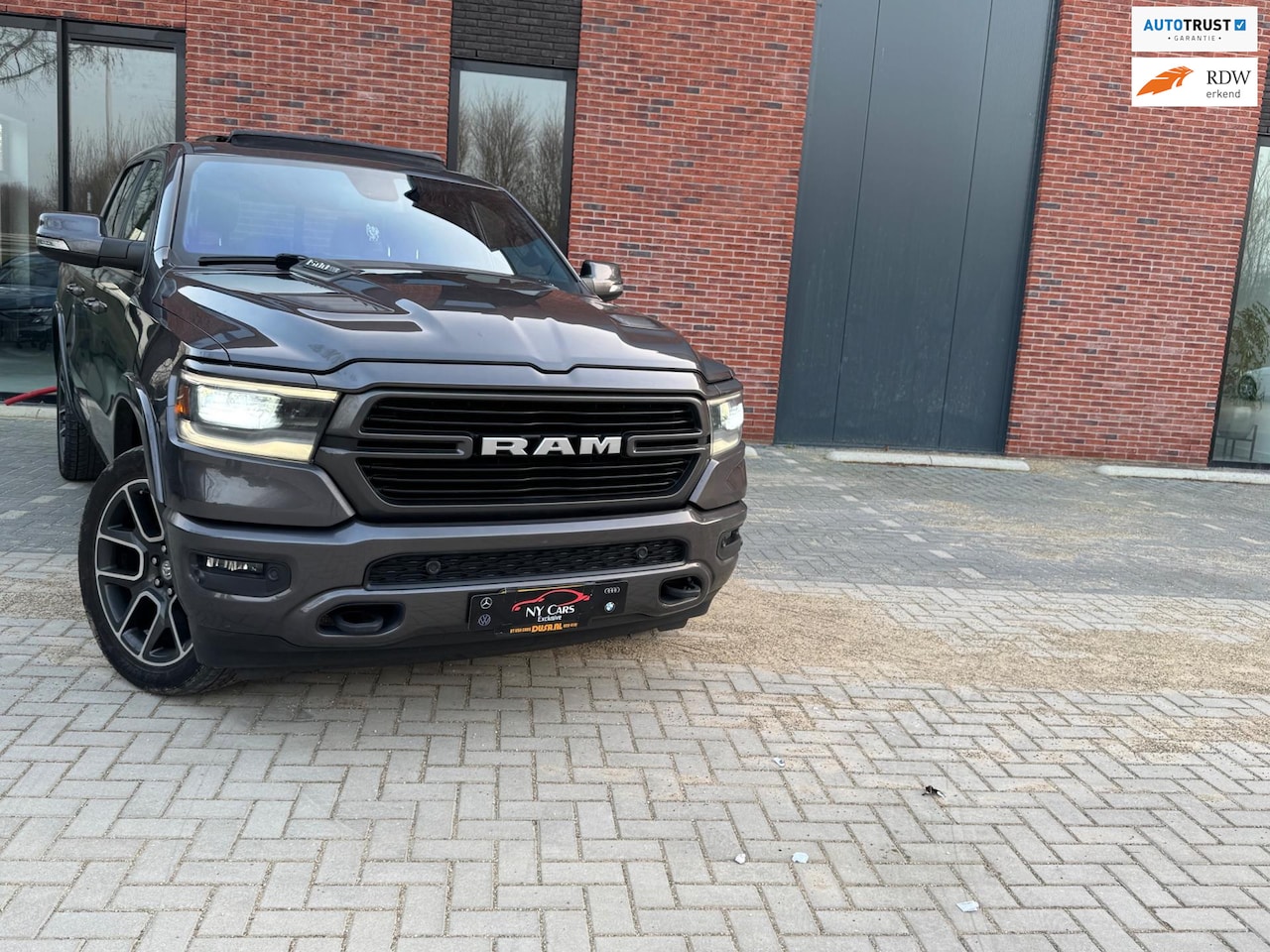 Dodge Ram 1500 - 5.7 V8 4x4 Crew Cab Laramie Pano| H&K 4D | Luchtvering | Led| - AutoWereld.nl