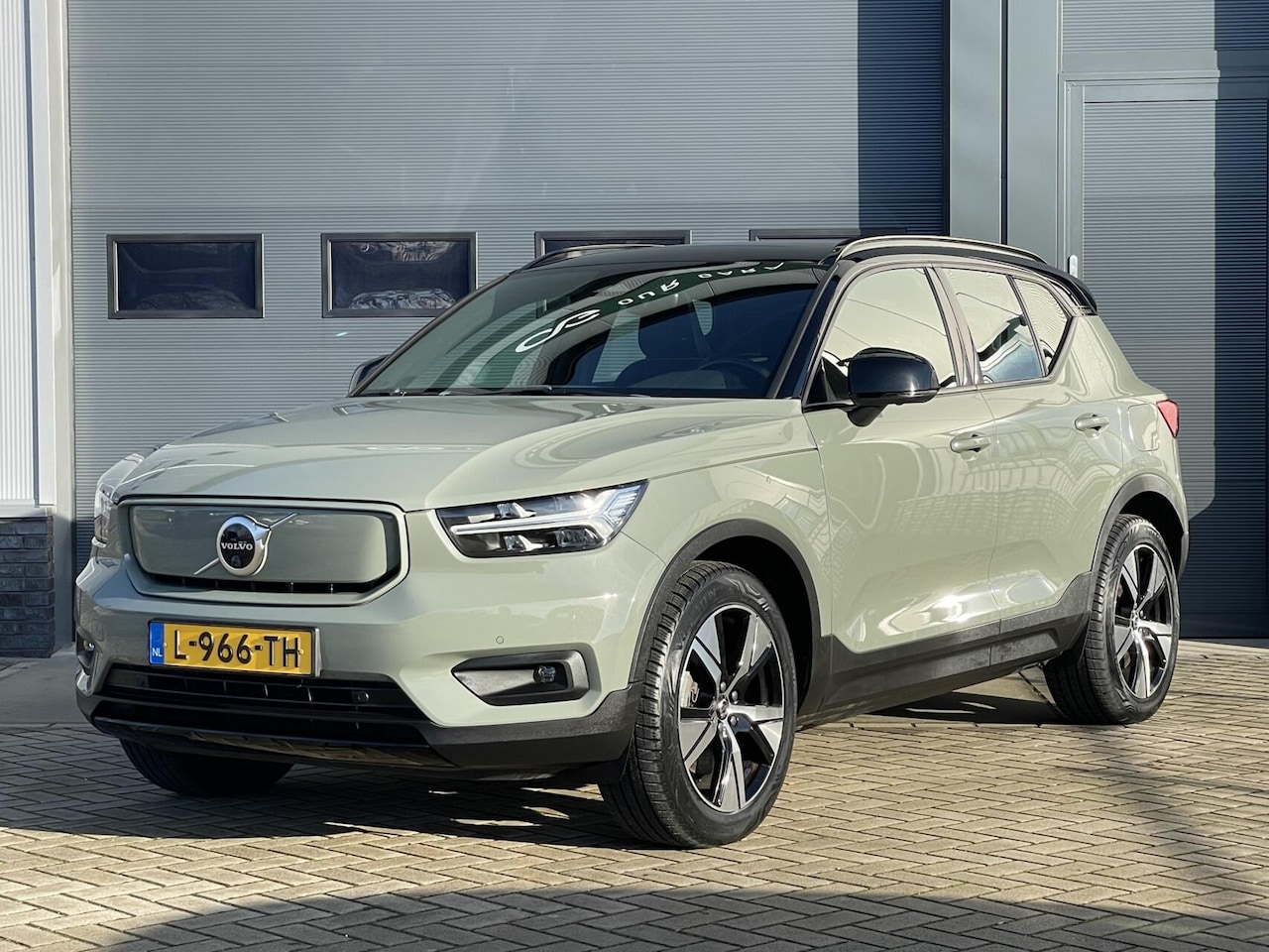 Volvo XC40 - Recharge P8 AWD R-Design|H&K|Panoramadak|Trekhaak - AutoWereld.nl
