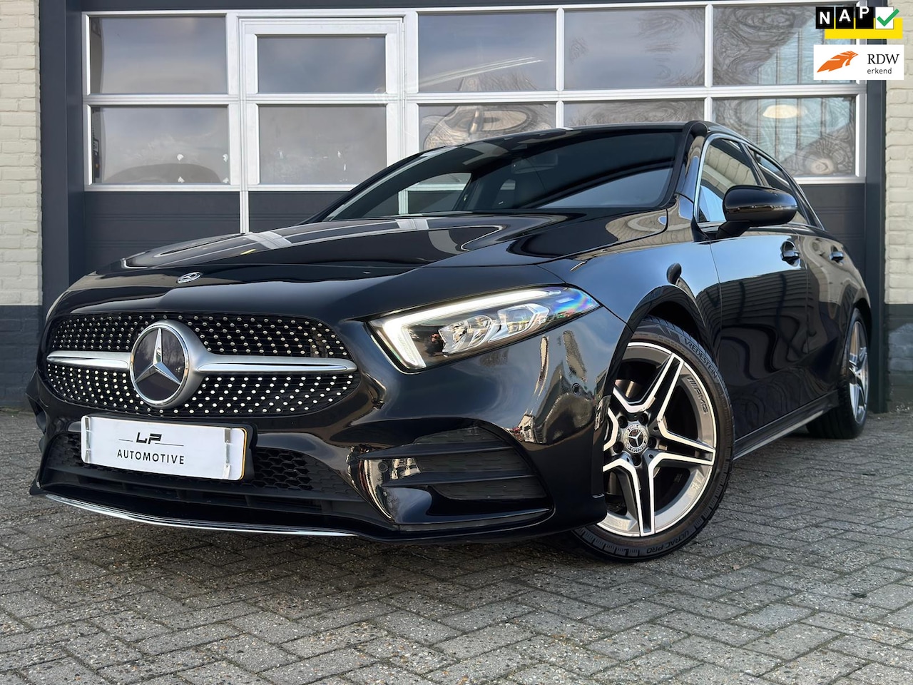 Mercedes-Benz A-klasse - 200 AMG / Sfeerverlichting / NL-auto / Dealer-onderhouden - AutoWereld.nl