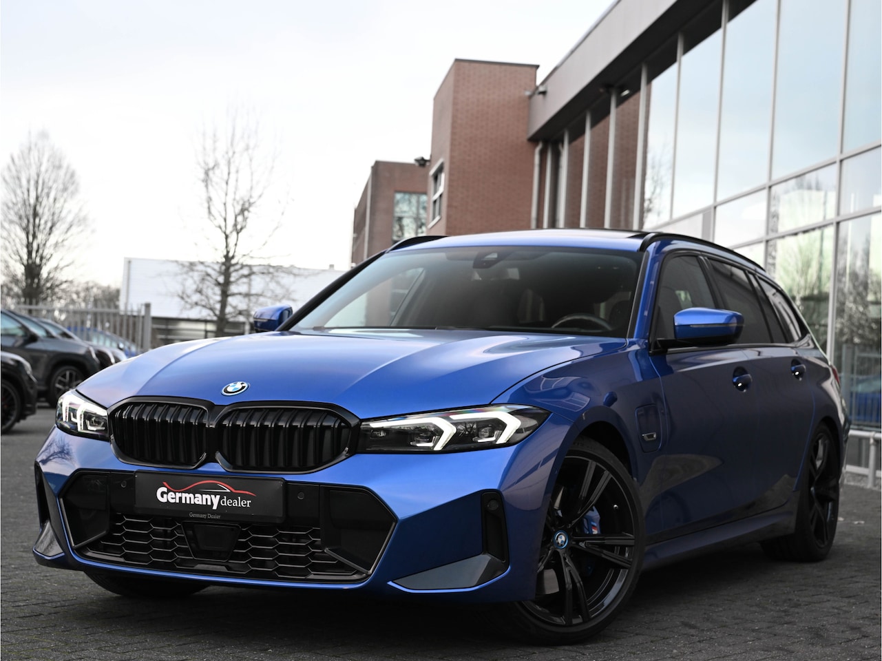 BMW 3-serie Touring - 330e xDrive 292pk M-Sport-Pro Pano HUD E-Zetels ACC M-Rem Widescreen Hifi VOL! - AutoWereld.nl