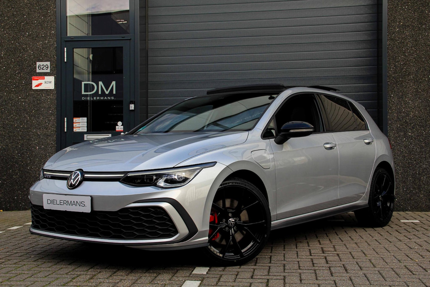 Volkswagen Golf - 1.4 eHybrid GTE Black Style | Reflex zilver | Trekhaak elektrisch | Pano | goed in de opti - AutoWereld.nl