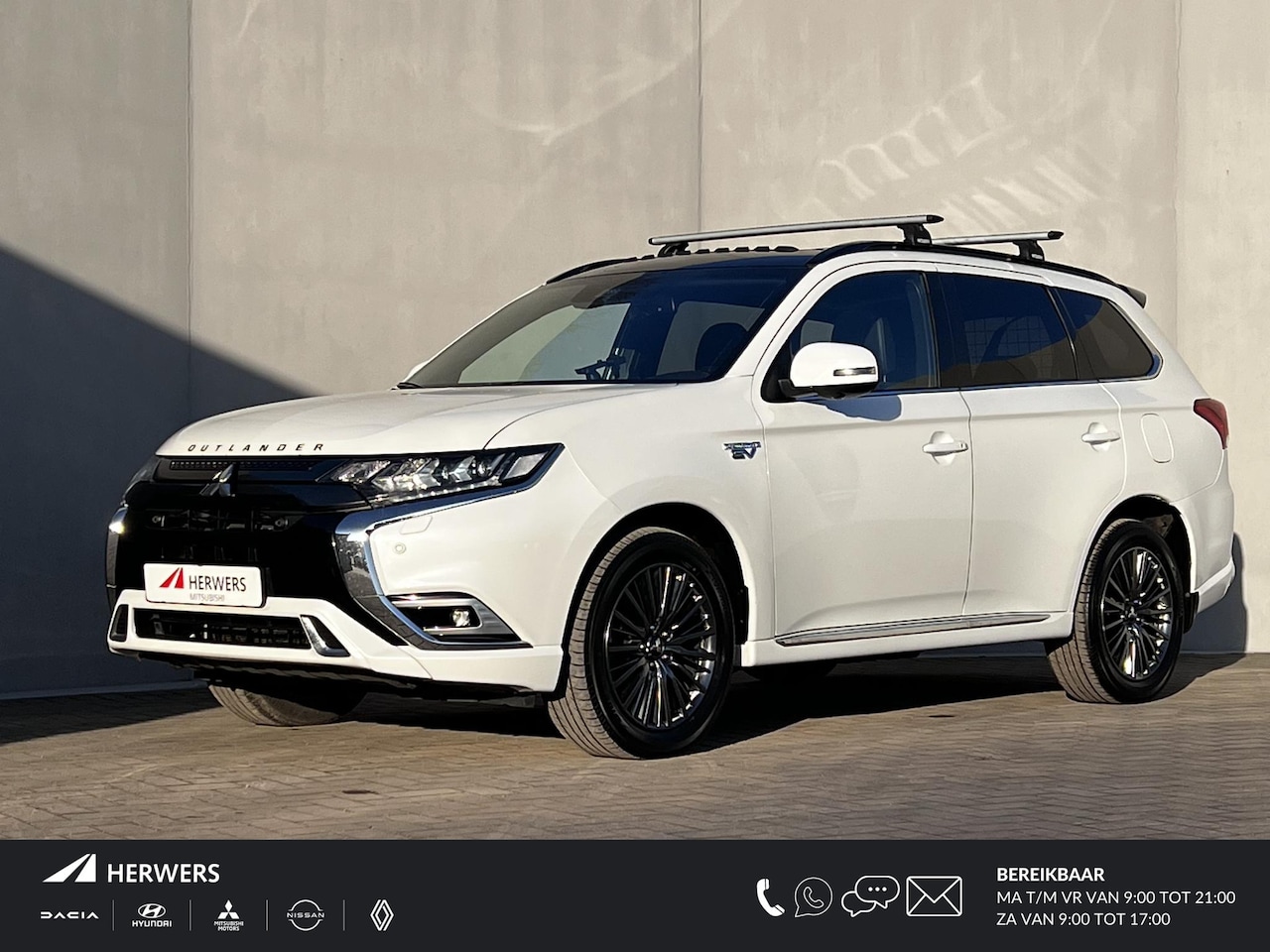 Mitsubishi Outlander - 2.4 PHEV Instyle AWD S-AWC Automaat / Dealer onderhouden / 1.500 kg trekhaak / Schuifdak / - AutoWereld.nl