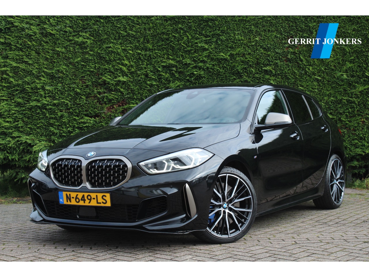 BMW 1-serie - M135i xDrive High Executive | Headup display | Stuurverwarming - AutoWereld.nl