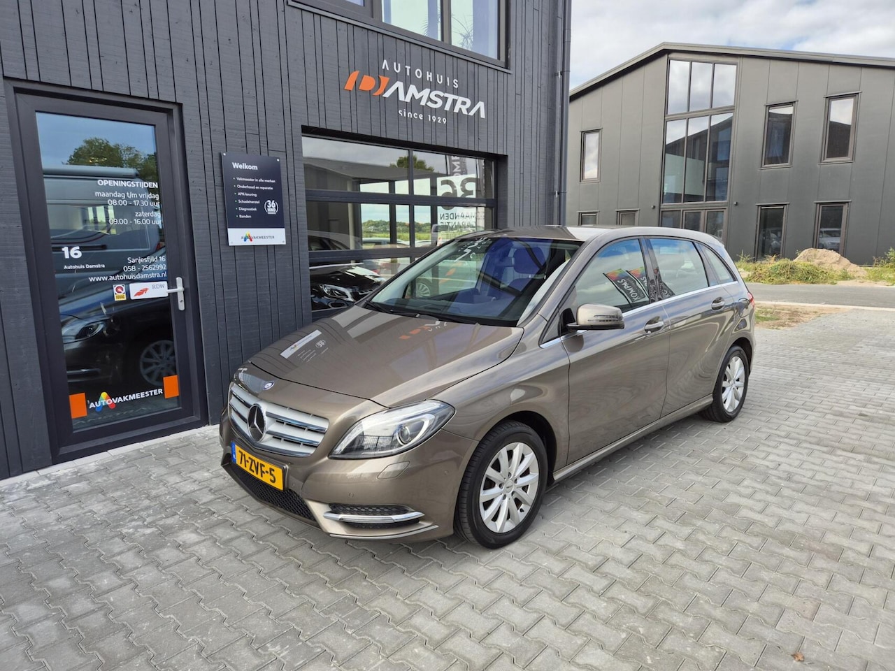 Mercedes-Benz B-klasse - 180 Ambition|Airco|Cruise|Navi|Chroom pakket|Trekhaak| - AutoWereld.nl