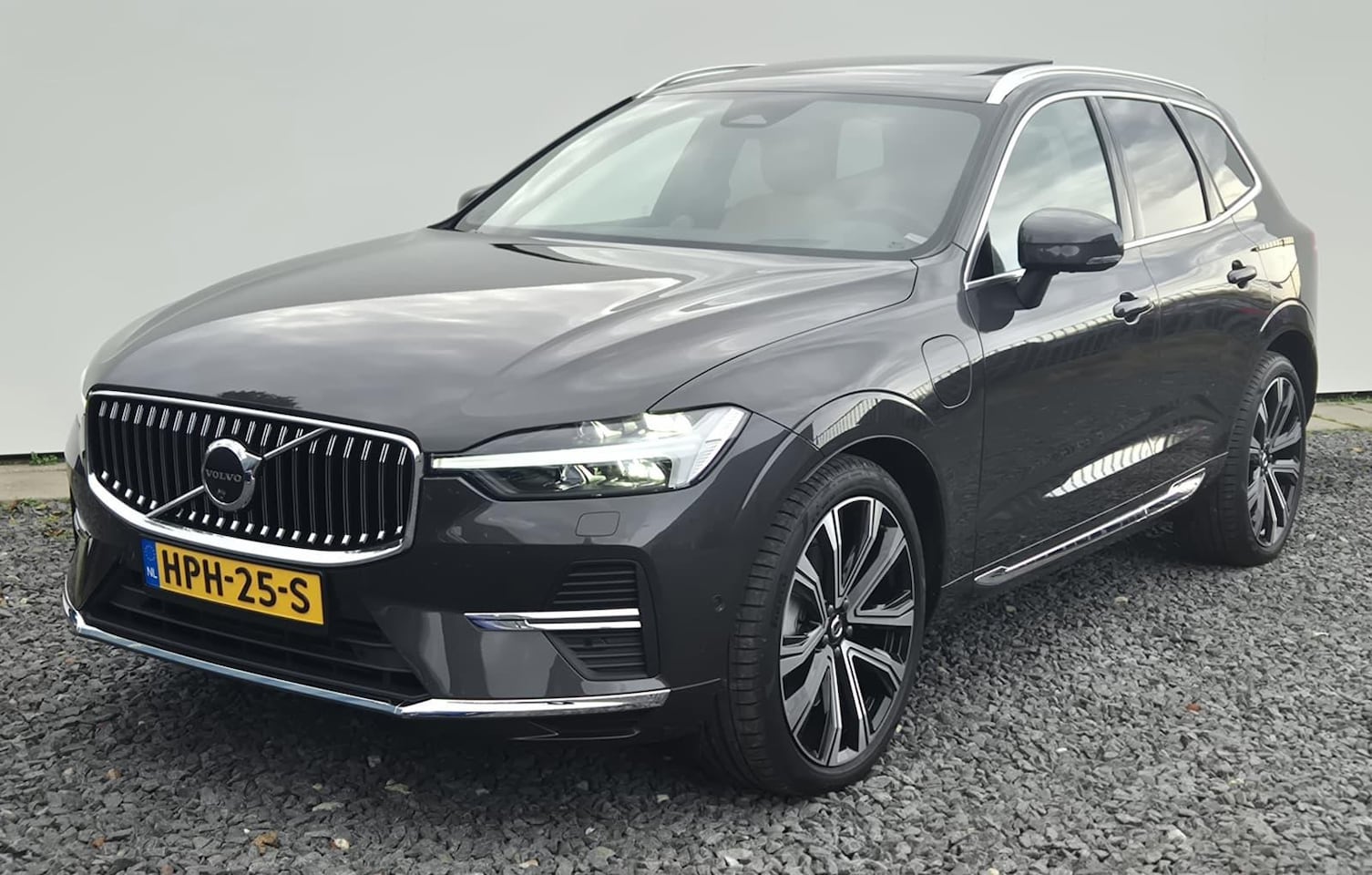 Volvo XC60 - 2.0 T6 PHEV AWD Ultra Alle optie's - luchtvering - Bowers Wilkins sound systeem - Gelamin - AutoWereld.nl