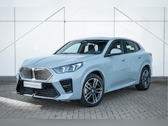 BMW iX2 - eDrive20 High Executive M Sport / Sportstoelen / Adaptieve LED / Comfort Access / Parking