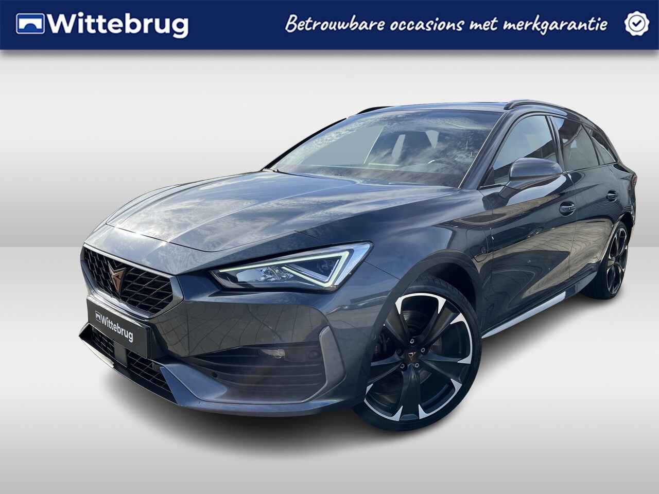 CUPRA Leon Sportstourer - 1.4 245pk e-Hybrid Black Edition DSG Automaat Supersport / Leder / Panoramadak / 19"LM Vel - AutoWereld.nl
