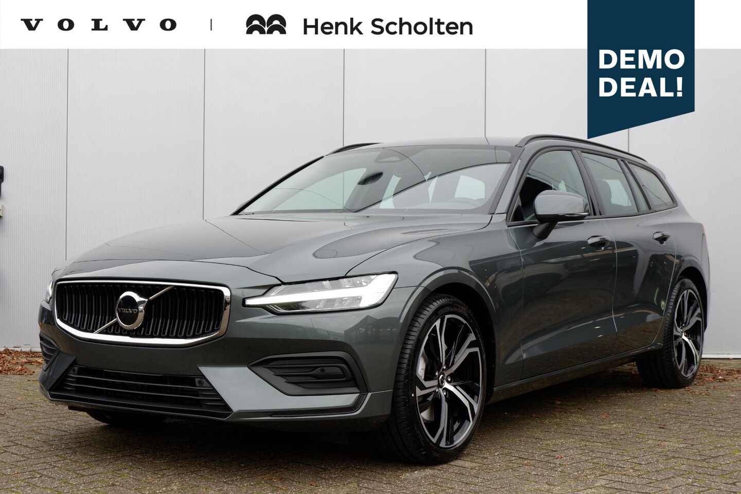 Volvo V60 - B4 Automaat Essential Edition | Adaptieve Cruise Control| Trekhaak| 19" Lichtmetalen velge - AutoWereld.nl
