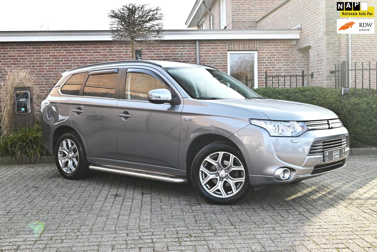 Mitsubishi Outlander - 2.0 PHEV Instyle+ Schuifdak Xenon Leder Stoelverwarming Camera 18'' - AutoWereld.nl