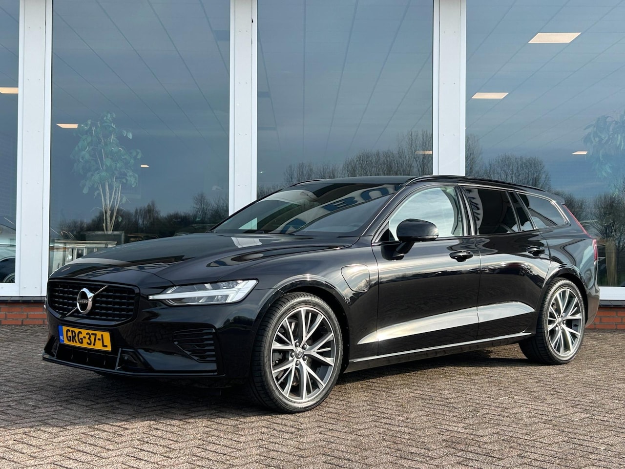 Volvo V60 - 2.0 T6 Recharge AWD R-Design - Leder - Navi - Camera - 19 inch - AutoWereld.nl