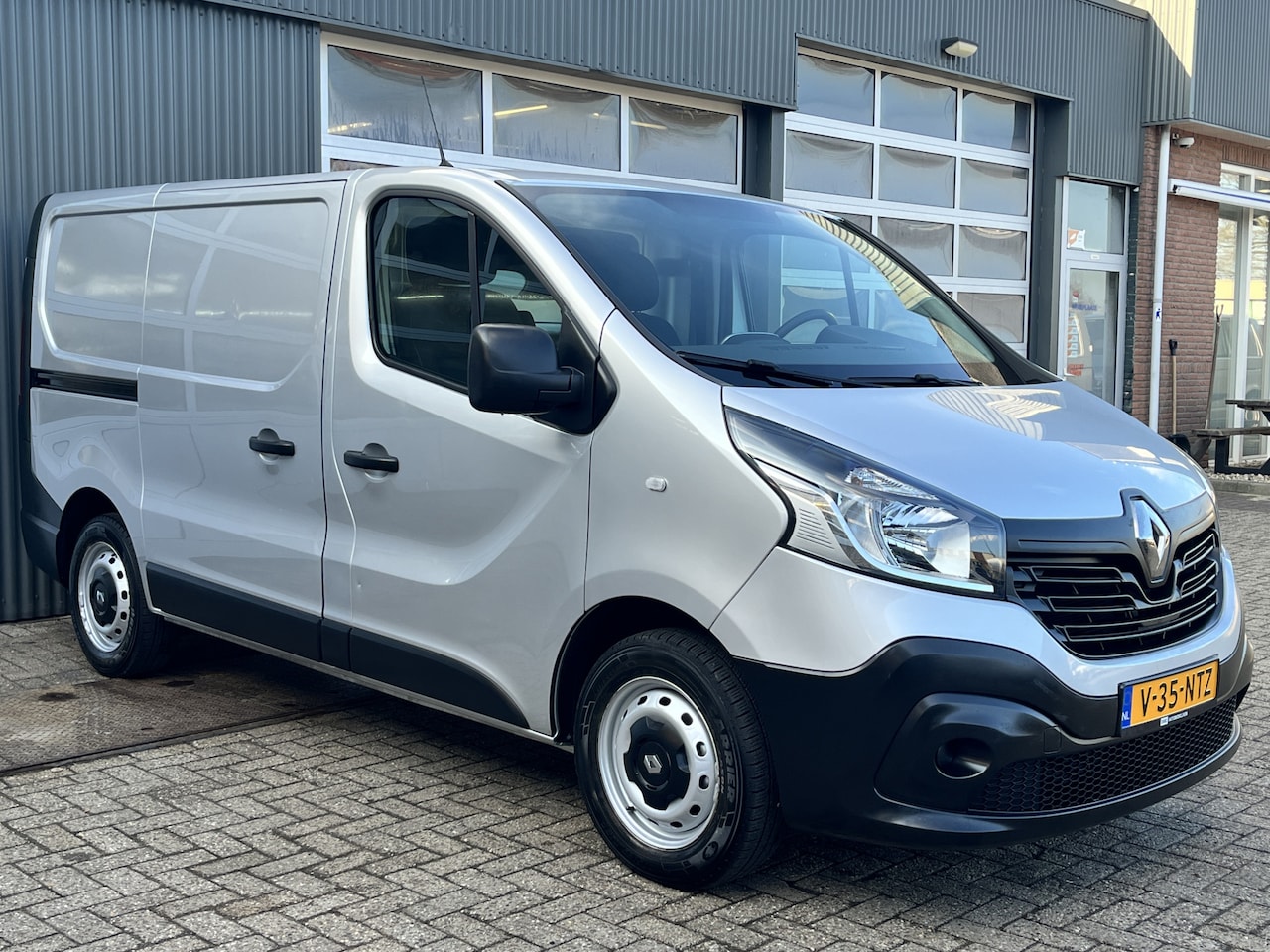 Renault Trafic - 1.6 dCi L1H1 BTW en BPM VRIJ!! Airco Cruise controle 3-Persoons Telefoonverbinding Parkeer - AutoWereld.nl