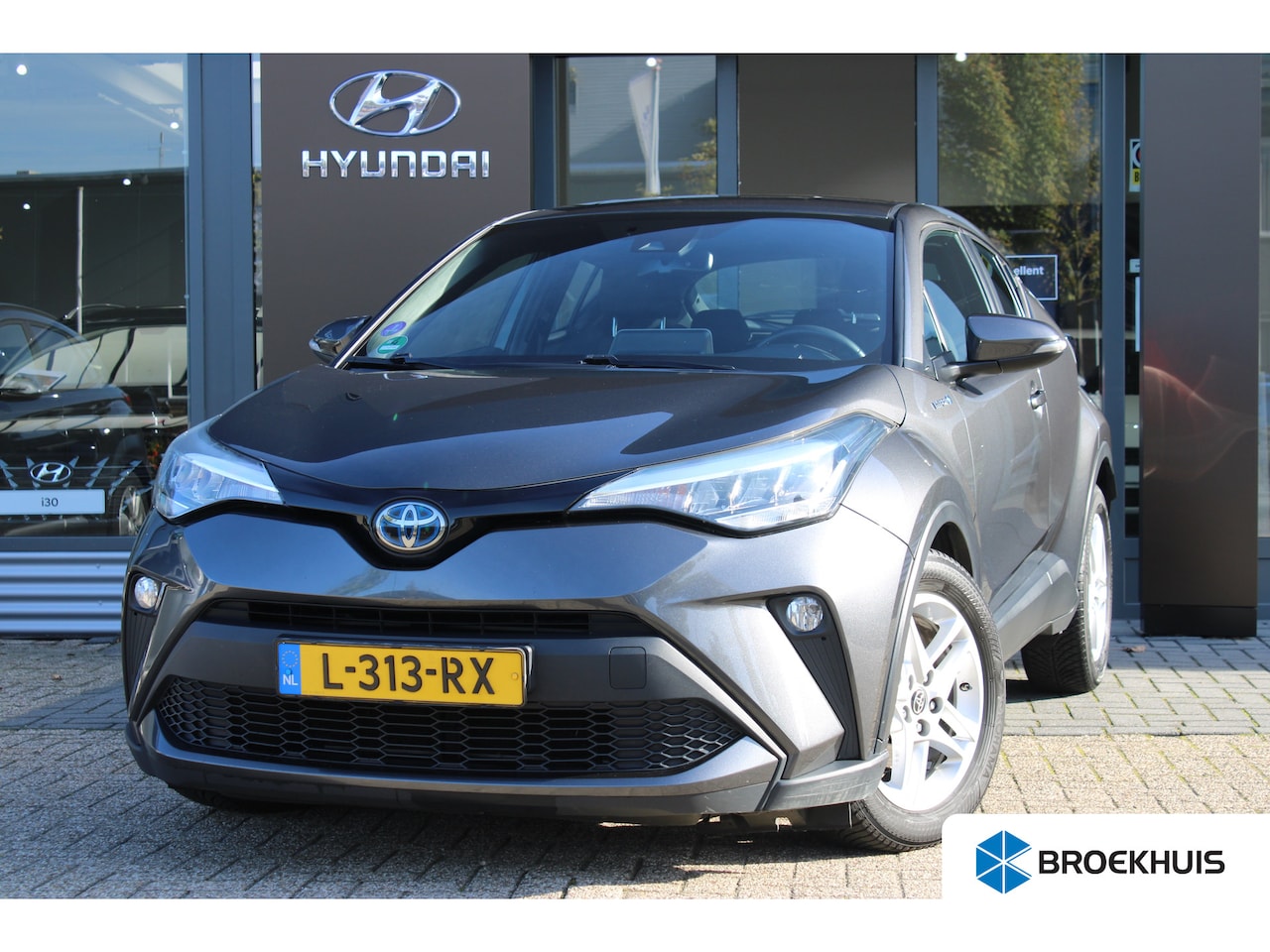Toyota C-HR - 1.8 Hybrid Active Automaat | Navigatie | Allseason | Stoelverwarming | Keyless-Entry | Ach - AutoWereld.nl