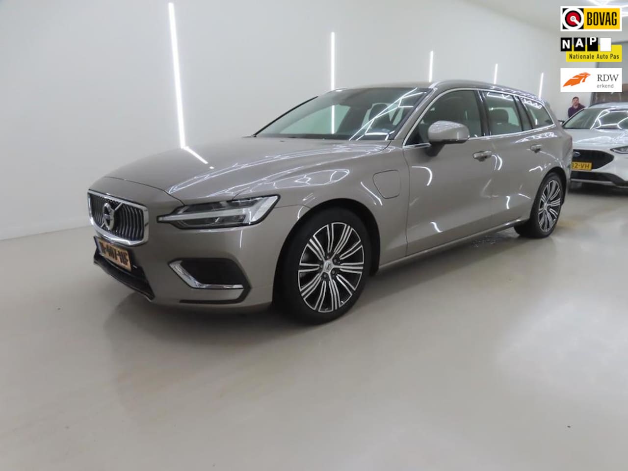 Volvo V60 - 2.0 T6 Recharge AWD Inscription 340PK / Vol-Leder / Navi / Orig-NL / Carplay / AutoPilot / - AutoWereld.nl
