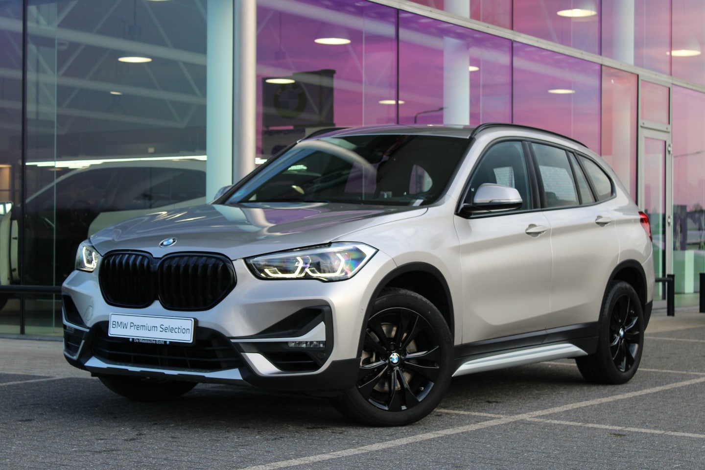 BMW X1 - sDrive20i High Executive xLine Automaat / LED / Stoelverwarming / Head-Up / Airconditionin - AutoWereld.nl