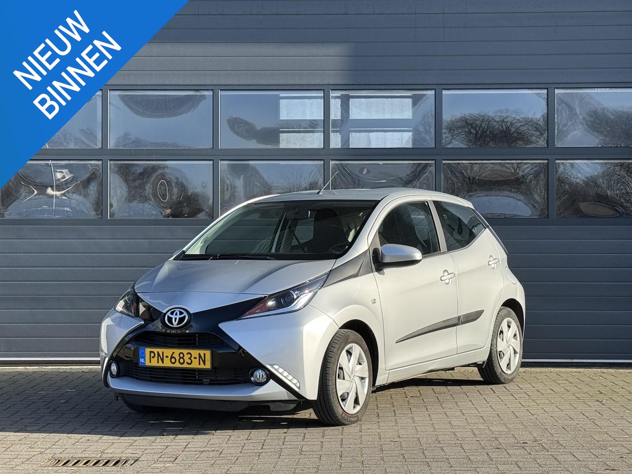 Toyota Aygo - 1.0 VVT-I X-PLAY I AUTOMAAT I APPLE CARPLAY I P-CAMERA I AIRCONDITIONING - AutoWereld.nl