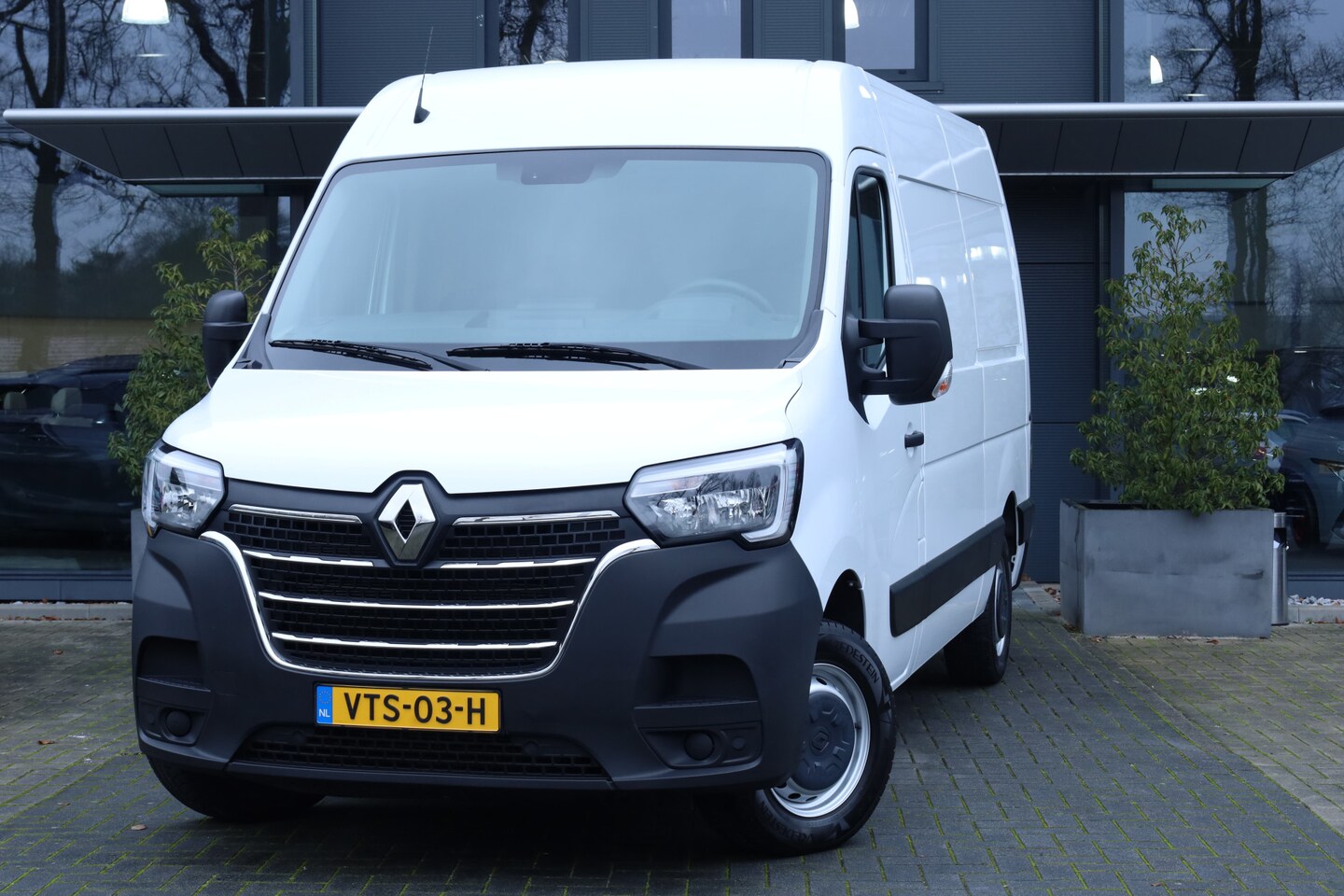 Renault Master - T35 2.3 dCi 135 L2H2 Comfort | Navi | Cruise | PDC | Trekhaak - AutoWereld.nl