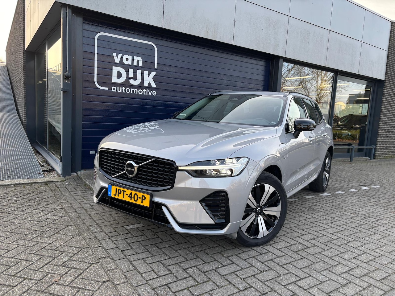 Volvo XC60 - 2.0 T6 Plug-in hybrid AWD Plus Dark Lichtmetalen Velgen, Panorama Dak, Camera, Lederen bek - AutoWereld.nl