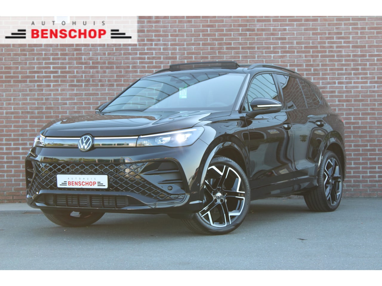 Volkswagen Tiguan - 1.5 eTSI 150PK DSG R-Line |PANO|BLACK-STYLE|TREKHAAK|IQ.DRIVE|CAMERA| - AutoWereld.nl