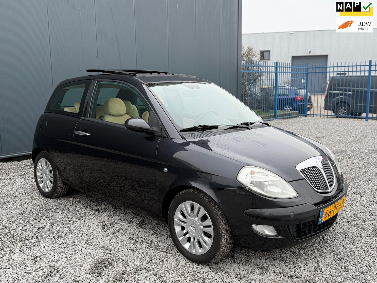 Lancia Y(psilon) - Ypsilon 1.4-16V Platino AUTOMAAT!CRUISE!PANO!CLIMA!KOOPJE! - AutoWereld.nl