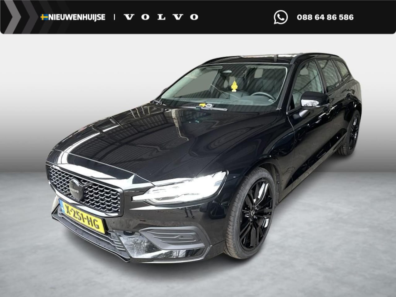 Volvo V60 - 2.0 B3 Essential Edition | Sport Pack | 19" Black Edition Velgen | Leder | Adaptieve Cruis - AutoWereld.nl