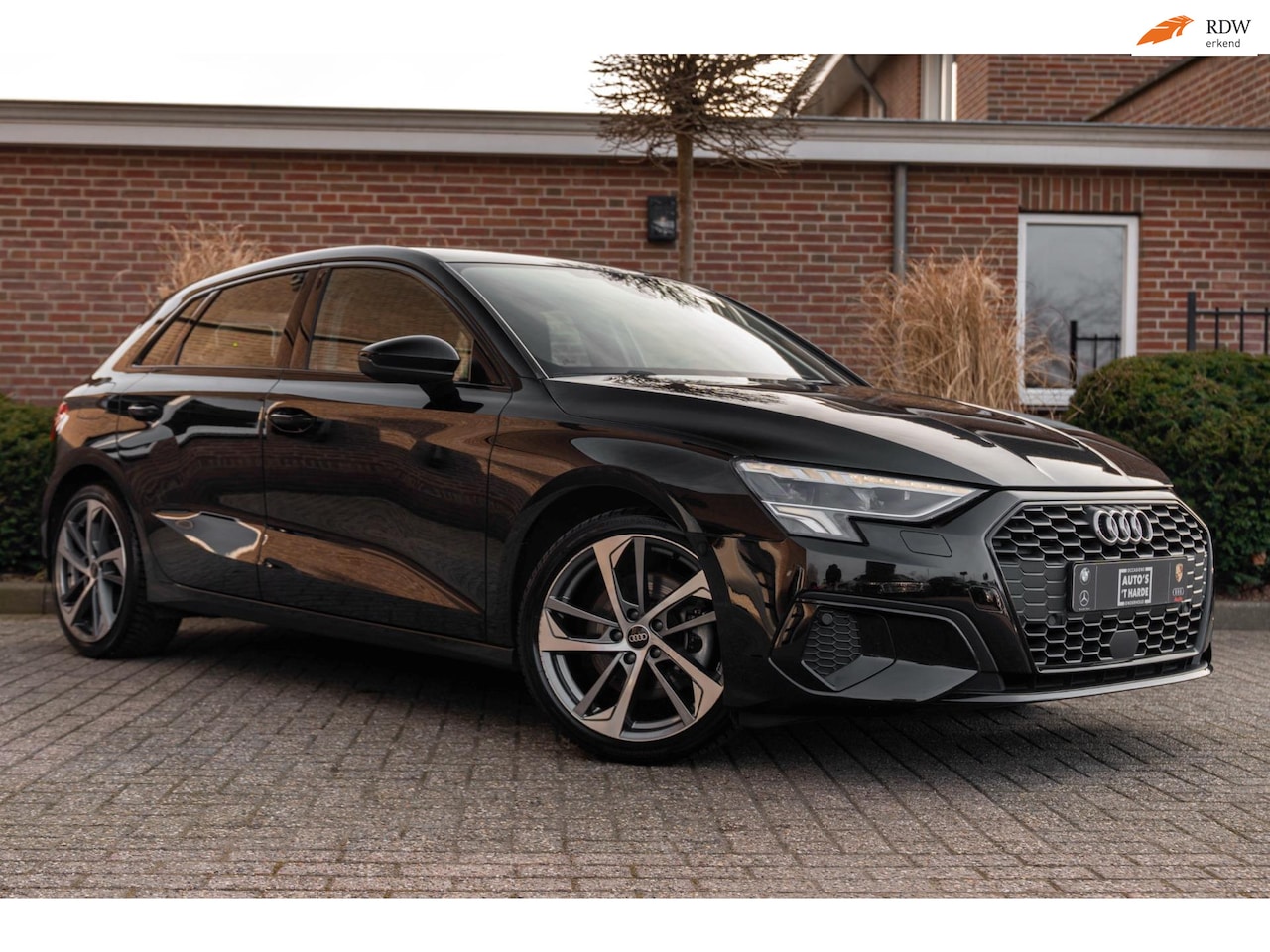 Audi A3 Sportback - 30 TFSI Business Edition 110 PK 1e Eig Adaptive Stoelverwarming Full LED 18'' - AutoWereld.nl