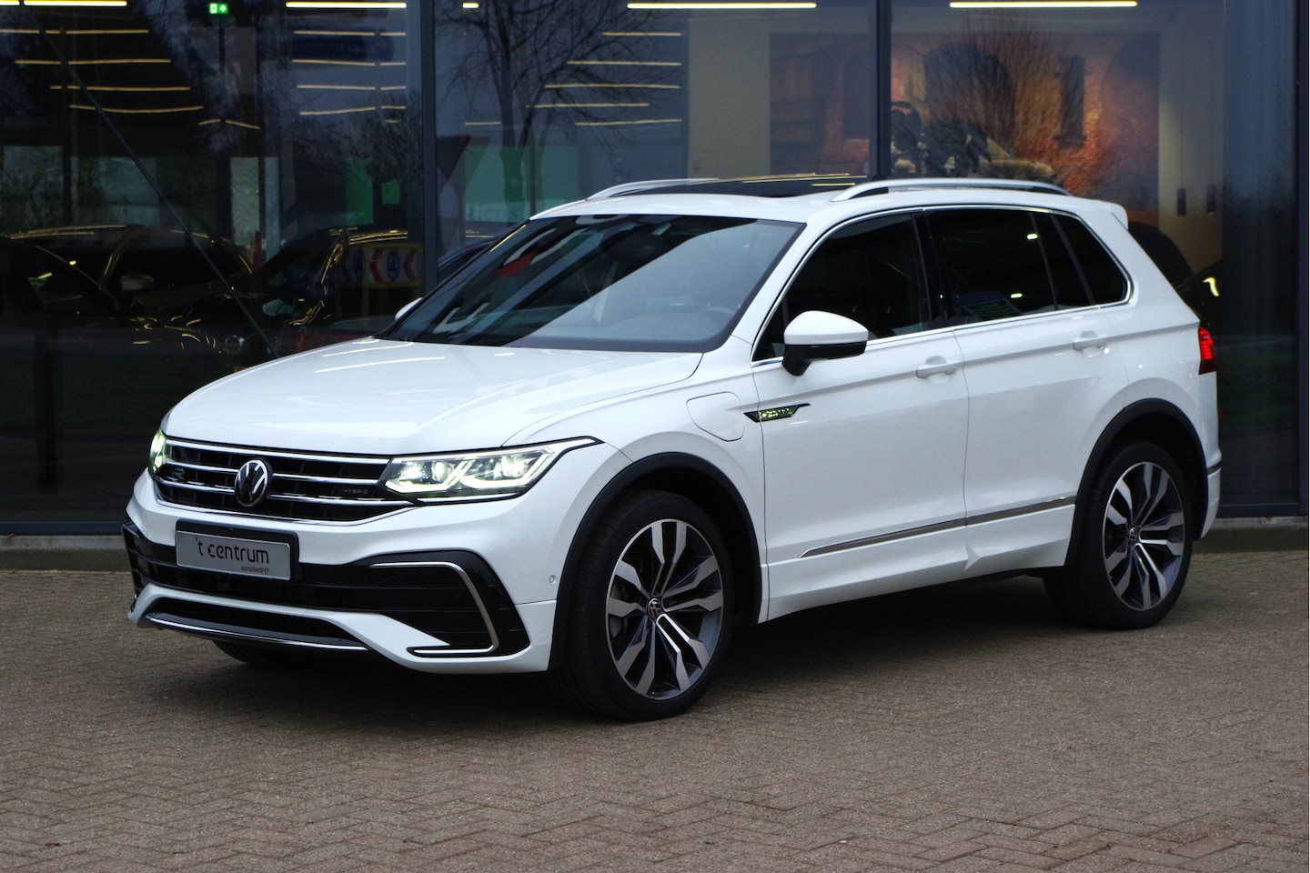Volkswagen Tiguan - 1.4 TSI 245 PK eHybrid R-Line BNS+ PHEV, Panoramadak, Trekhaak, IQ-Light - AutoWereld.nl