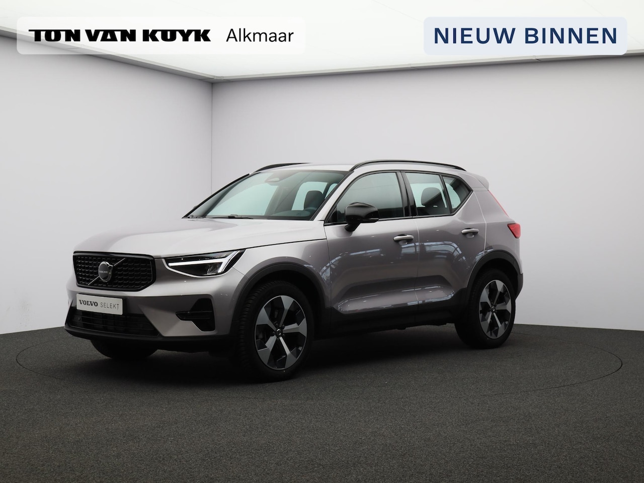 Volvo XC40 - 2.0 B4 Plus Dark / Trekhaak / Harman Kardon / Stoel+Stuurverwarming / Elektrische Stoelen - AutoWereld.nl