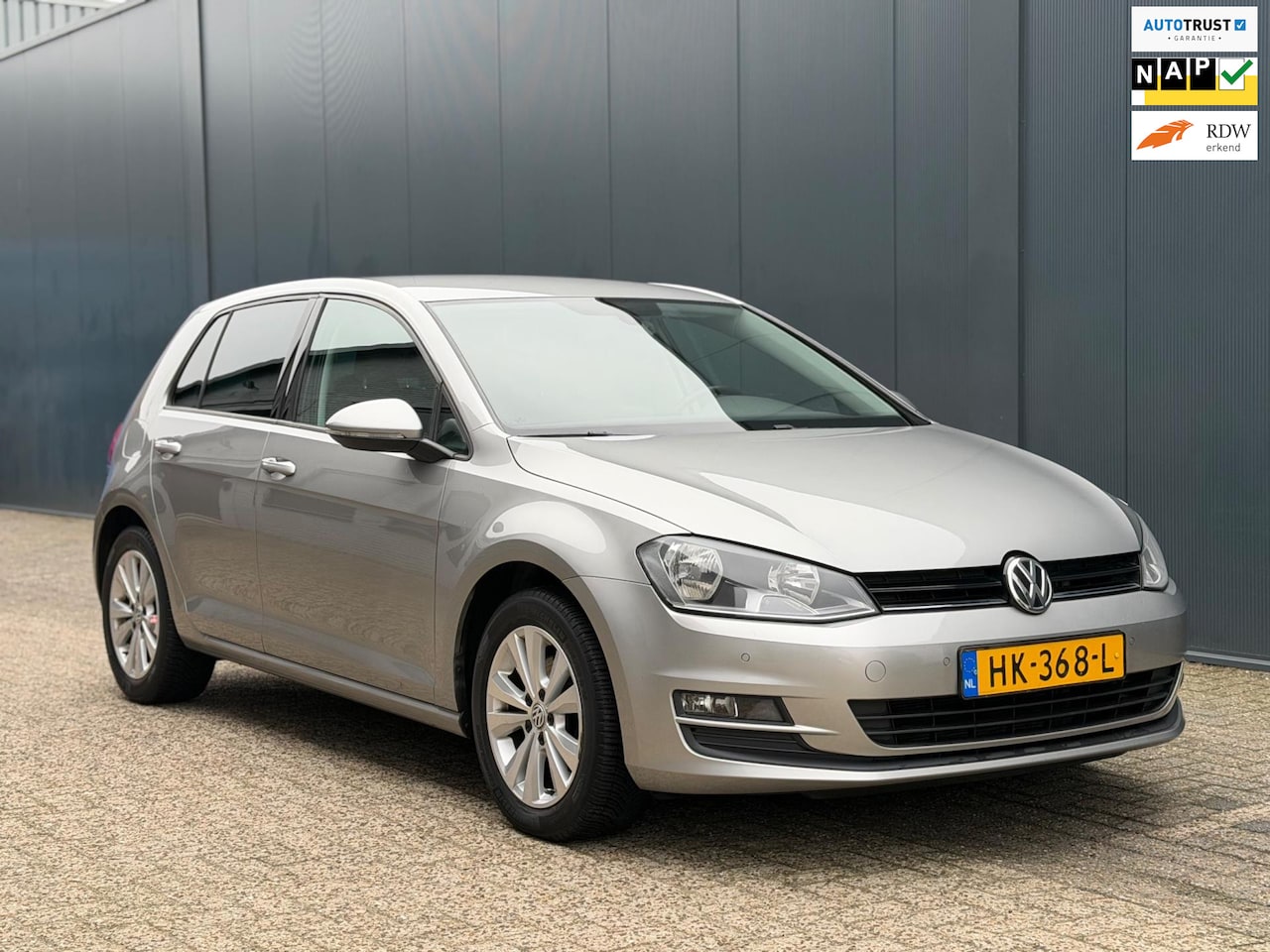 Volkswagen Golf - 1.6 TDI Automaat|Navi|Camera|Dealer onderhouden! - AutoWereld.nl