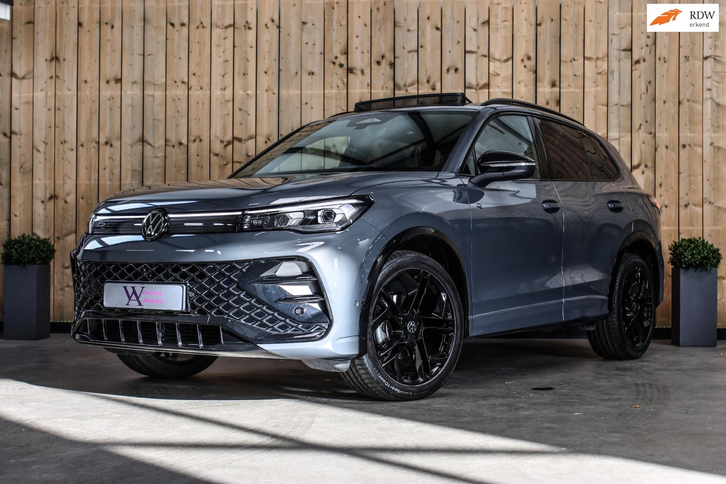 Volkswagen Tiguan - 1.5 eTSI R-Line *Pano*H/K*360 Camera*Head-Up*Keyless*Trekhaak* - AutoWereld.nl