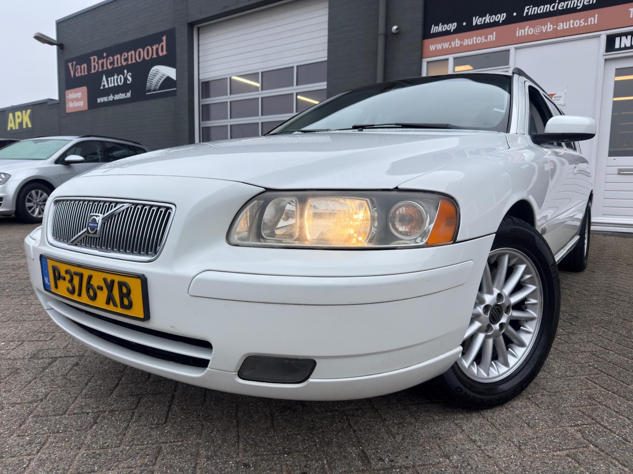 Volvo V70 - 2.4 in automaat met leer en trekhaak en airco en cruise controle en goed onderhouden - AutoWereld.nl