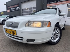 Volvo V70 - 2.4 in automaat met leer en trekhaak en airco en cruise controle en goed onderhouden