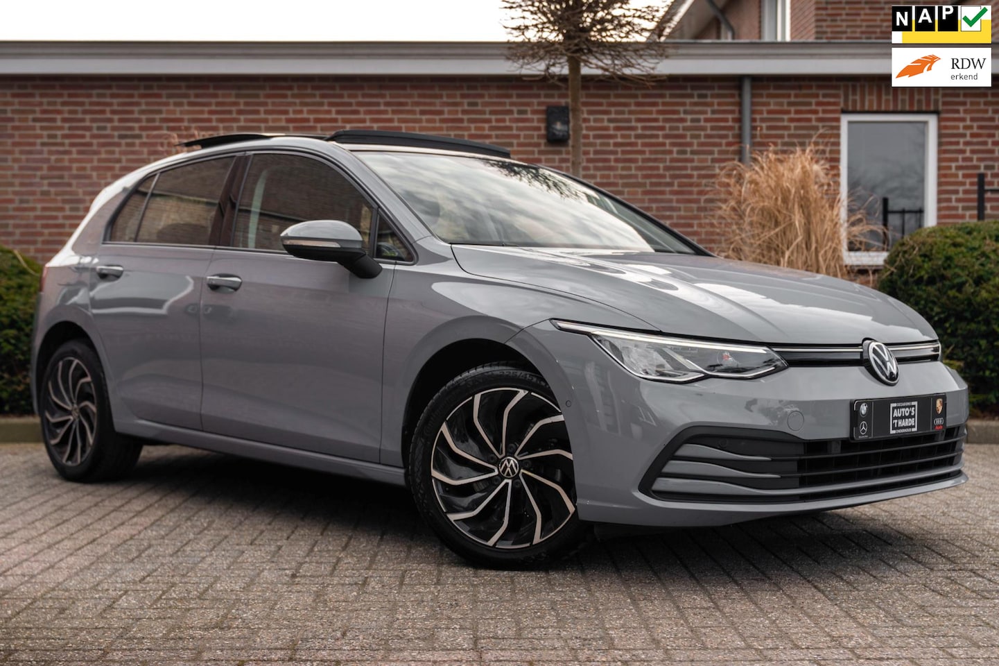 Volkswagen Golf - 1.0 TSI Life 110 PK 1e Eig Adaptive Pano Sfeerverl. LED 17'' - AutoWereld.nl