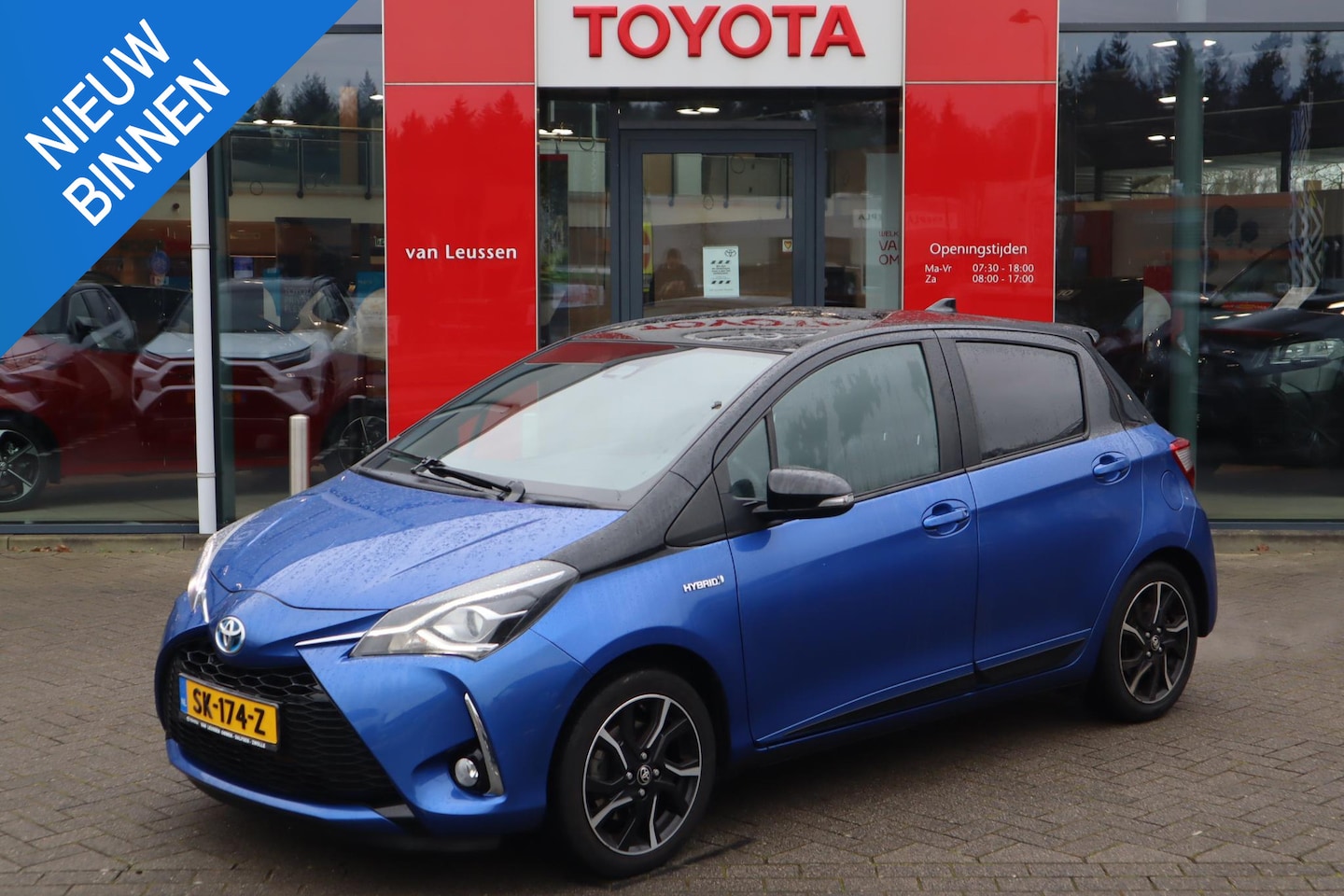 Toyota Yaris - 1.5 Hybrid Bi-Tone Plus TREKHAAK NAVI LM-VELGEN PANODAK KEYLESS ENTRY D.GLAS NL-AUTO - AutoWereld.nl