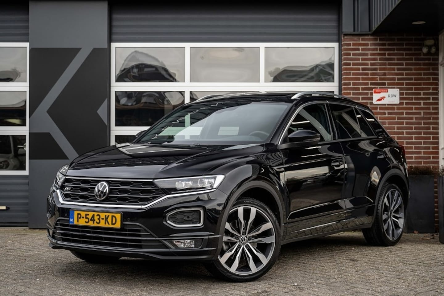Volkswagen T-Roc - 1.5 TSI Sport Business R-line | Panorama | DSG | Keyless | Trekhaak | Led | ACC | Virtual - AutoWereld.nl