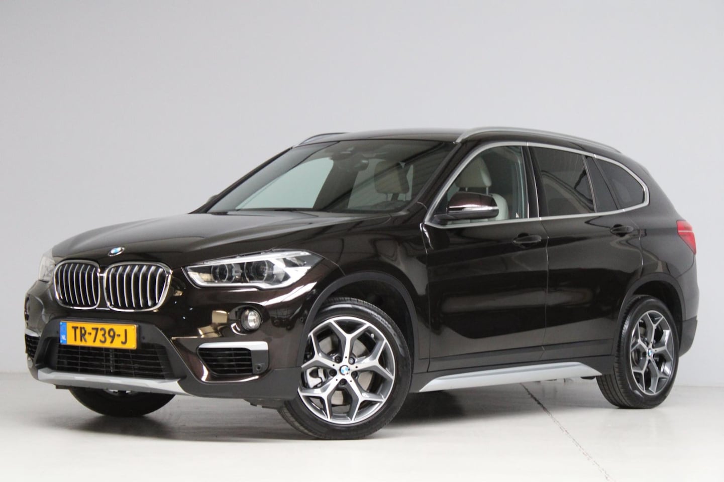 BMW X1 - SDrive20i Orange Edition II | head-up | adap. cruise | achteruitrijcamera | keyless entry - AutoWereld.nl