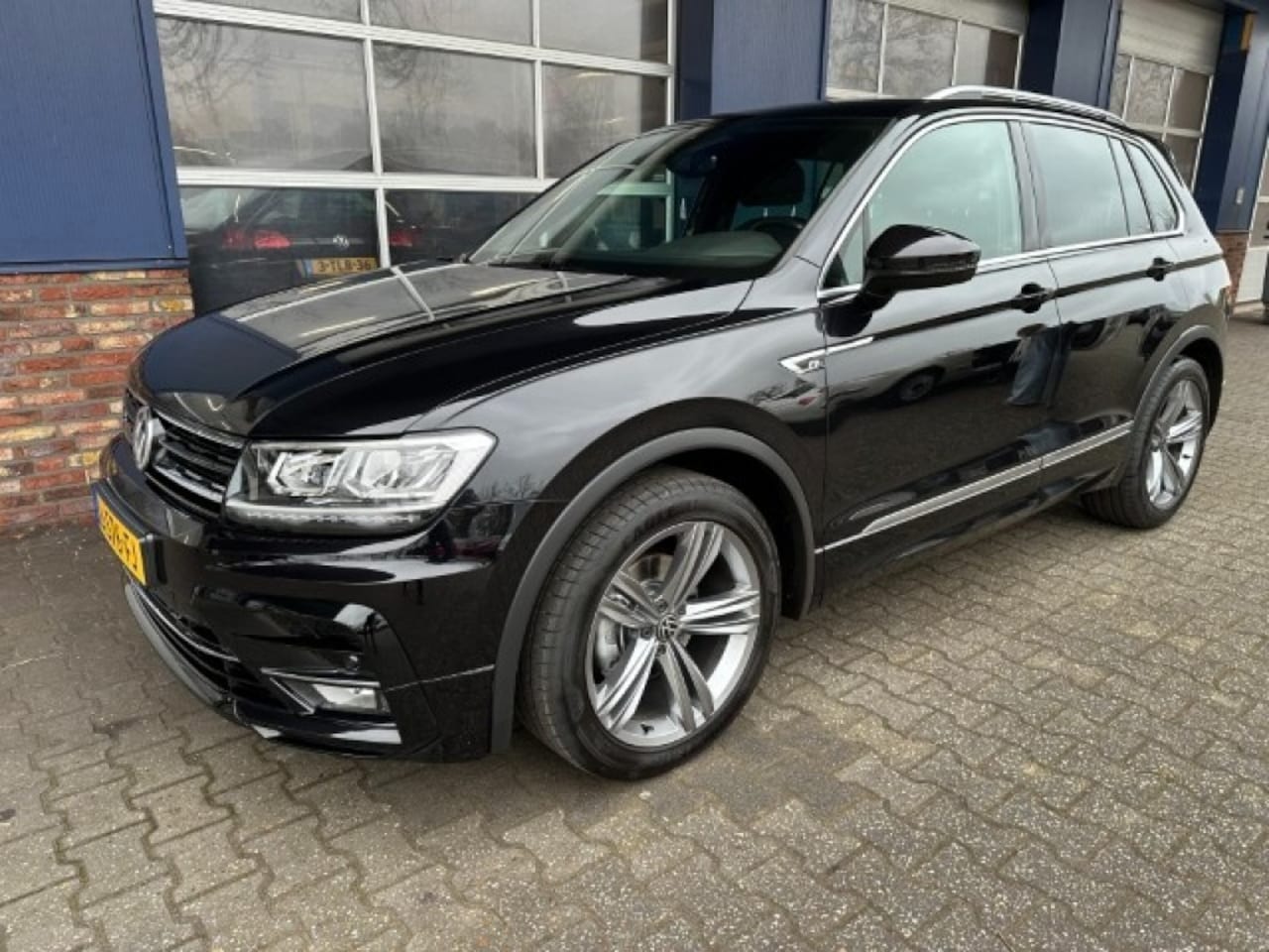 Volkswagen Tiguan - 1.5 TSI HIGHL. BUS R.  TREKHAAK. ELEKTR. A.KLEP. - AutoWereld.nl