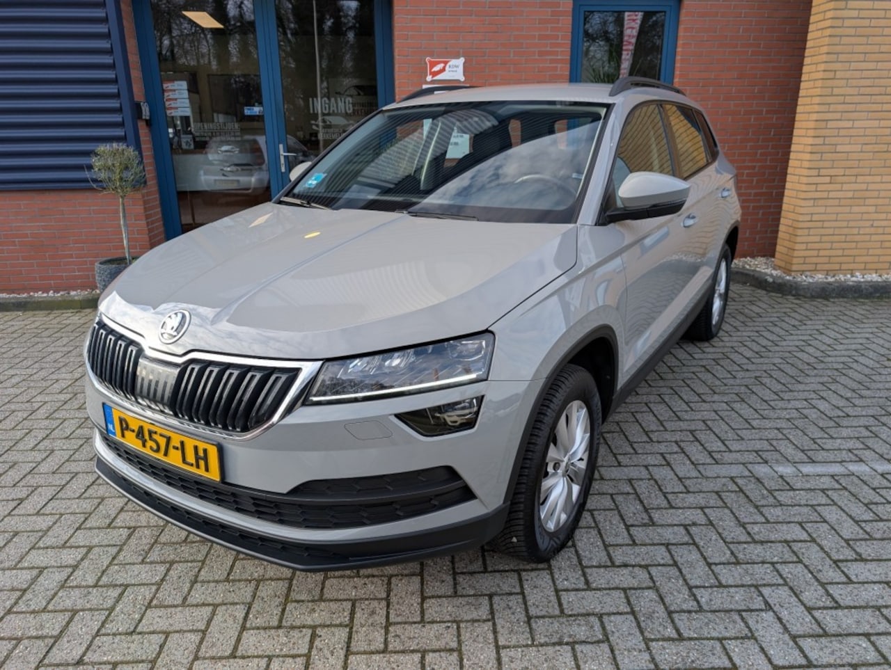 Skoda Karoq - 1.5 TSI ACT BUS. ED. AUTOMAAT, Trekhaak, Stoelverw,laneassist - AutoWereld.nl