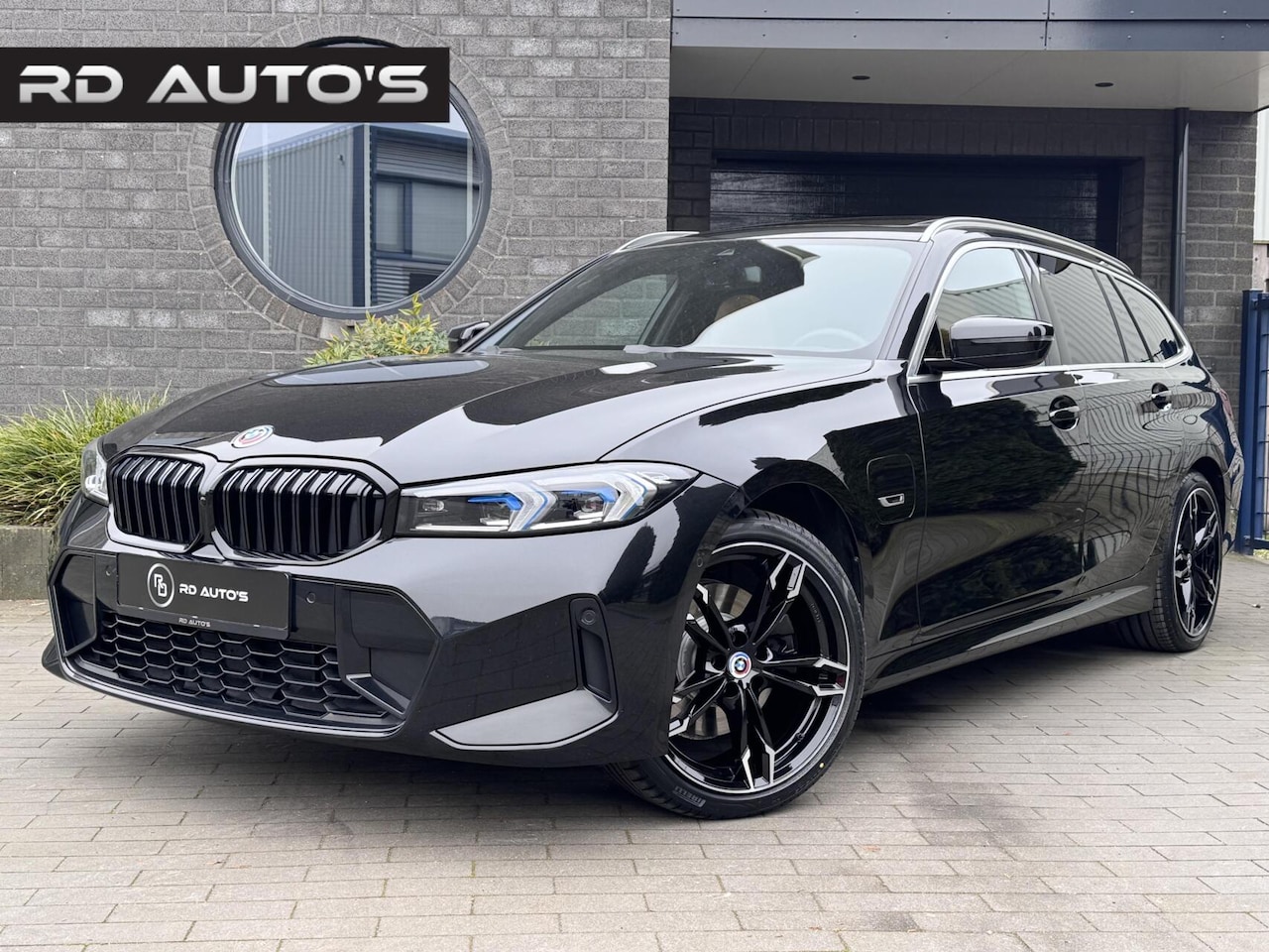 BMW 3-serie Touring - 330e xDrive M Sportstoelen M Sport Pano HUD - AutoWereld.nl