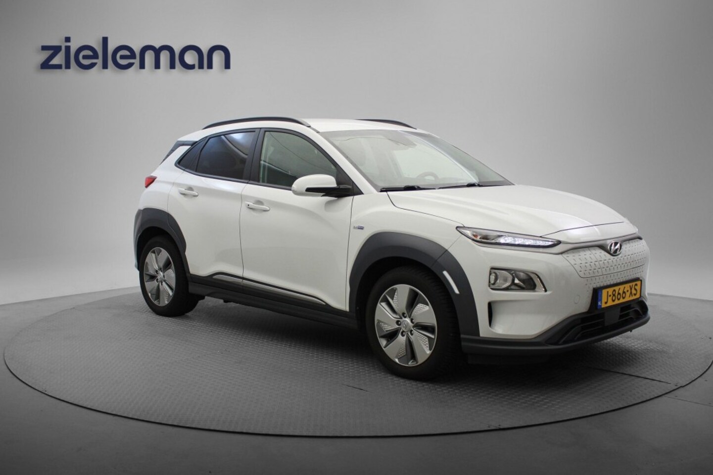 Hyundai Kona Electric - Fashion 64 kWh - Stoelverw. Camera, Half Leer,  Headup Display, SOH 100% - AutoWereld.nl