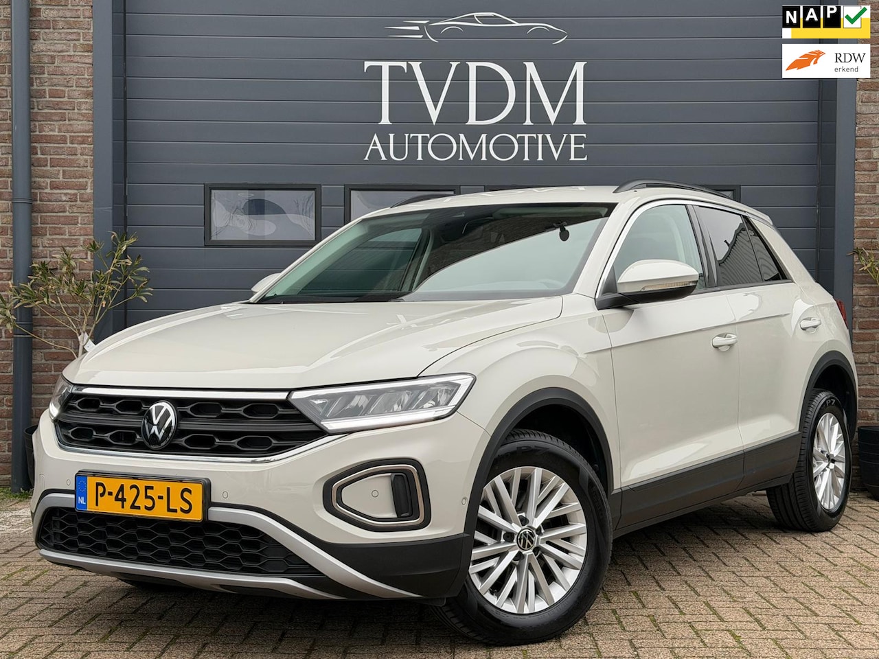 Volkswagen T-Roc - 1.5 TSI Life Active|NAVI|CAMERA|CARPLAY|VIRTUAL - AutoWereld.nl