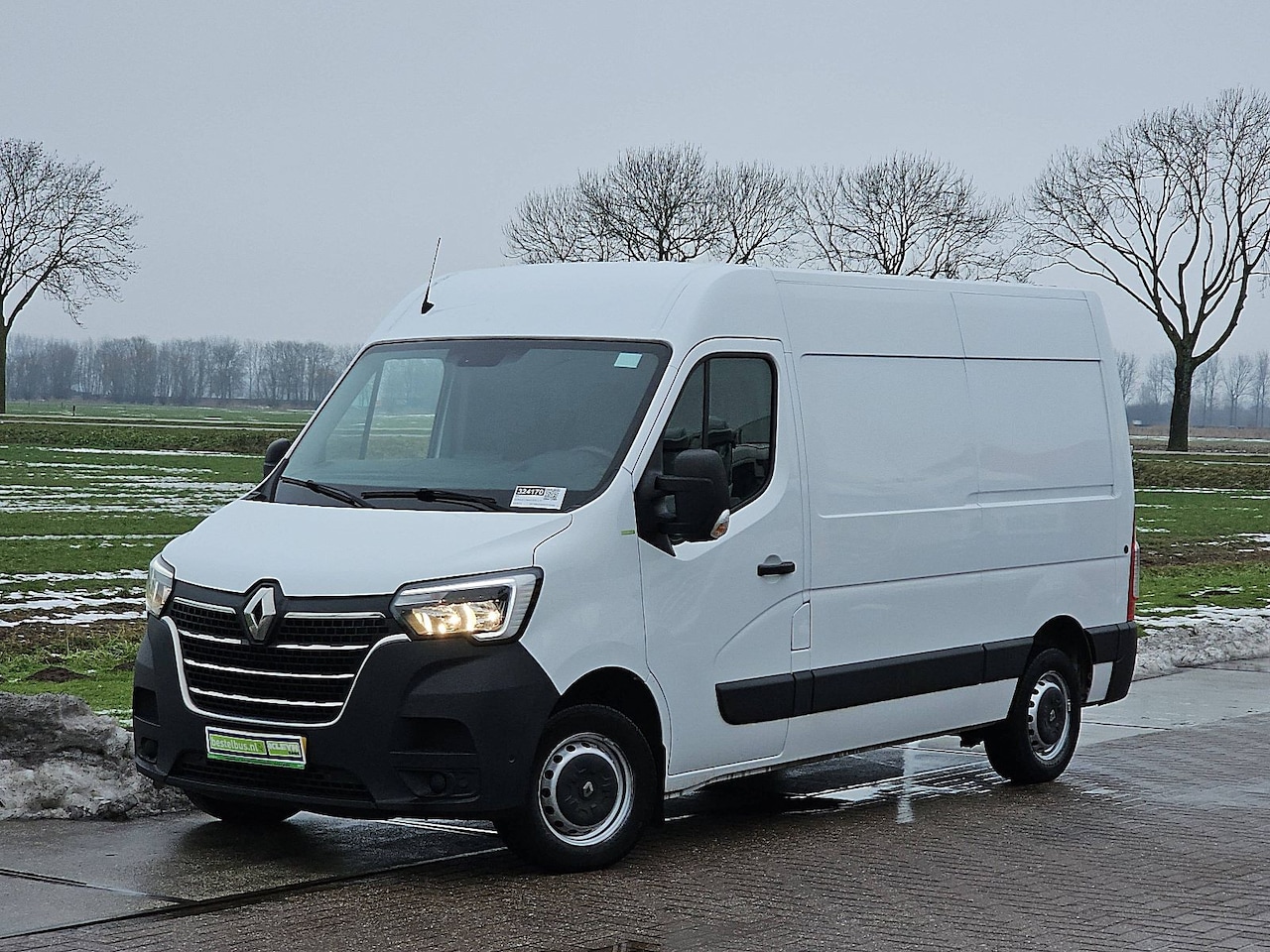 Renault Master - T35 2.3 dCi 135 L2H2 airco, navi, pdc, trekhaak - AutoWereld.nl