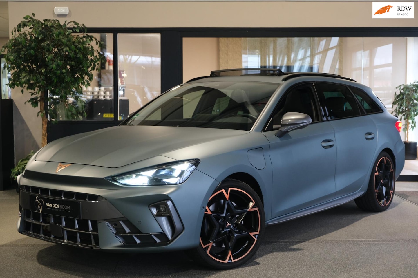 CUPRA Leon Sportstourer - 1.5 TSI e-Hybrid VZ Performance 272PK MATT Pano ACC Virtual Alcantara Cam PDC - AutoWereld.nl