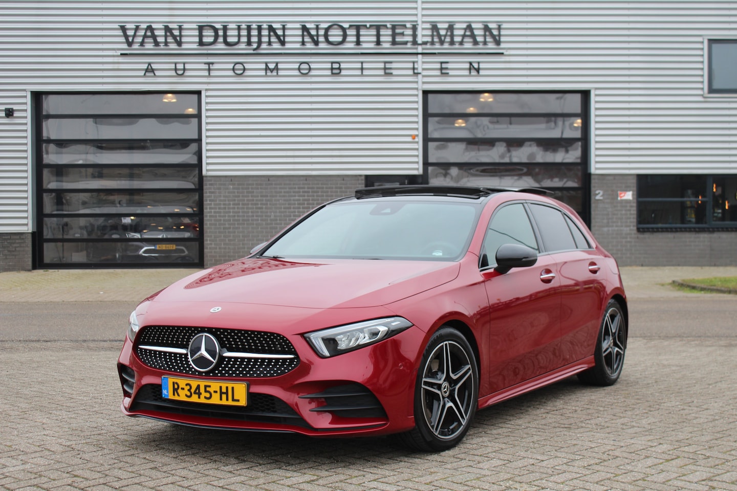 Mercedes-Benz A-klasse - 180 AMG Line / Panoramadak / Keyless / N.A.P. - AutoWereld.nl