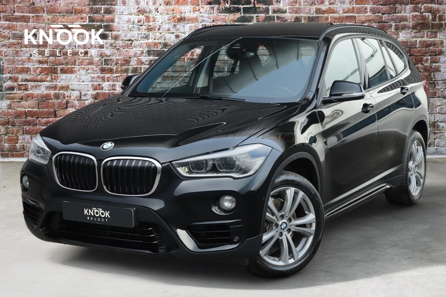 BMW X1 - sDrive18i Executive Sport Line Automaat / Navigatie / LED / 18 Inch / Parkeersensoren voor - AutoWereld.nl